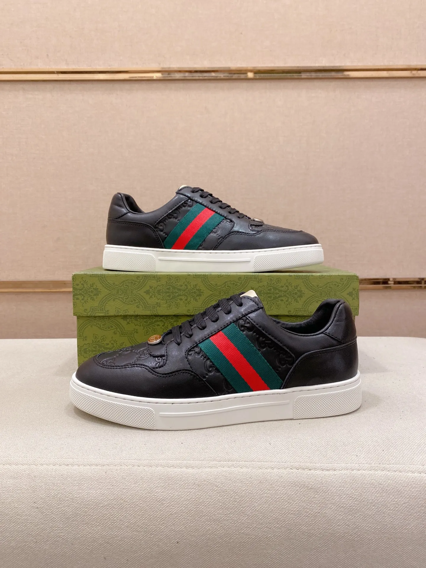 Factory price: 420💰 (GUCCI) The latest model from the official website 🎁🎁Casual and fashionable men's shoes👟, hot style 💥The version is simple and elegant, exclusive for trendy men. Unique official website latest brand elements 👑Gucci original decoration, fashionable and generous, the fabric is original cowhide ✅sheepskin lining, the official website specifies wear-resistant casual outsole, the classic model is taken in kind at the counter🎬38-44 (45 is not returned or exchanged)